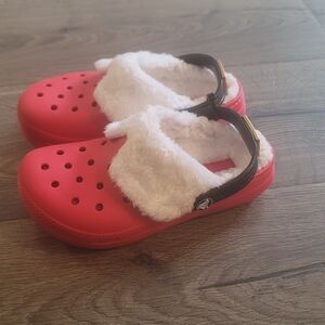 Crocs Kids Classic Lined Santa Clogs, New.